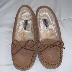 MinnieTonka Slippers in tan! Women’s